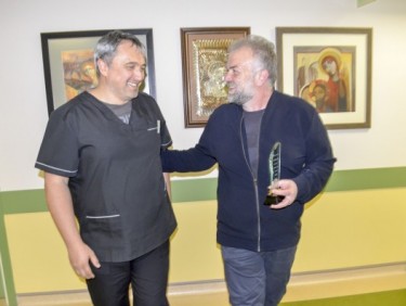 Художник подари свои картини на Болница 