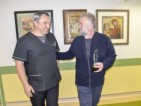 Художник подари свои картини на Болница 